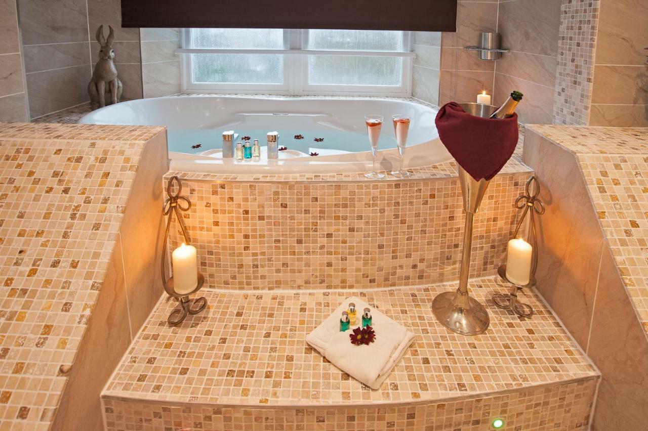 Windermere Boutique Hotel Spa Suites & Hot Tubs ภายนอก รูปภาพ